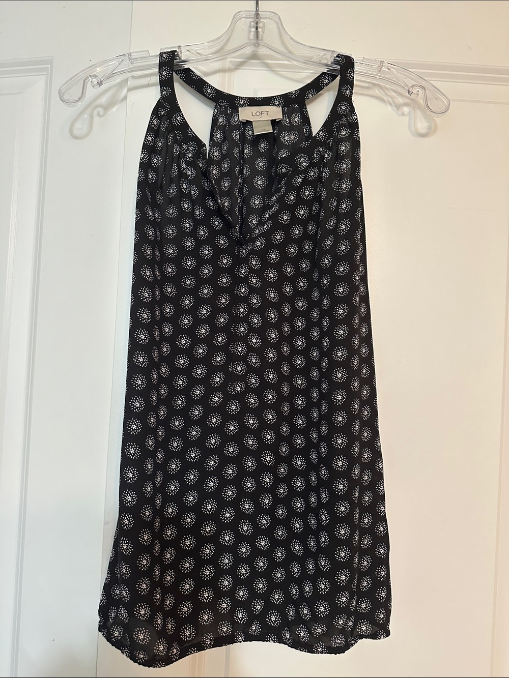 Sz XS LOFT tank top features a black and white floral pattern with a V-neckline.